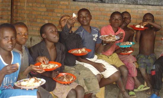 Distribution de repas aux enfants de rue